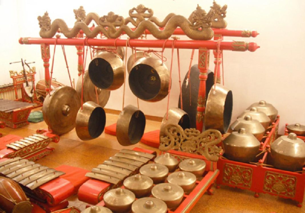 alat musik tradisional jawa timur - gamelan