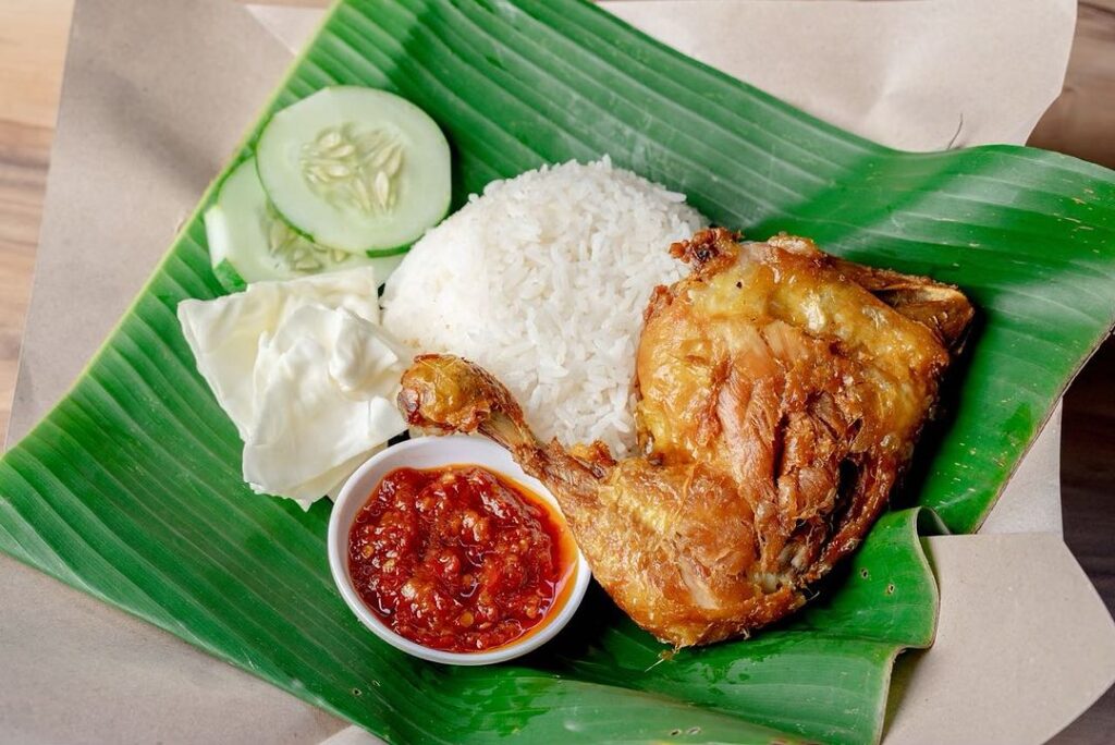 makanan khas jawa timur - ayam penyet