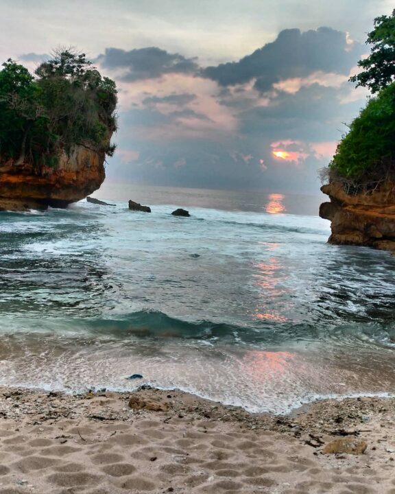 pantai batu bengkung