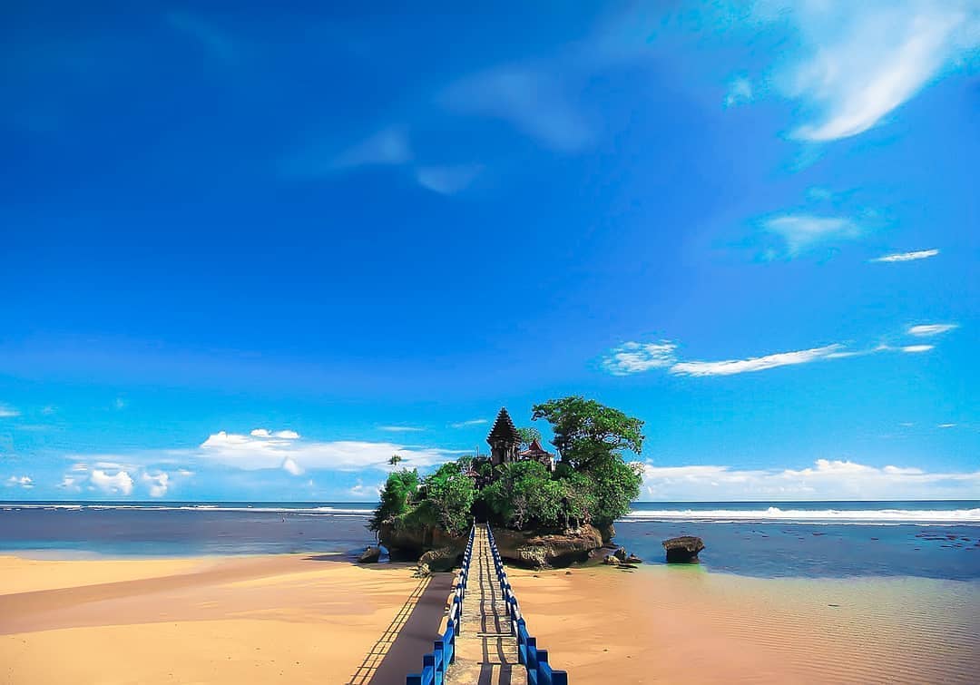 pantai-di-jawa-timur-balekambang