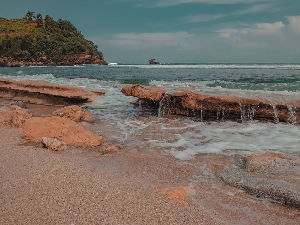 pantai di jawa timur - gondo mayit