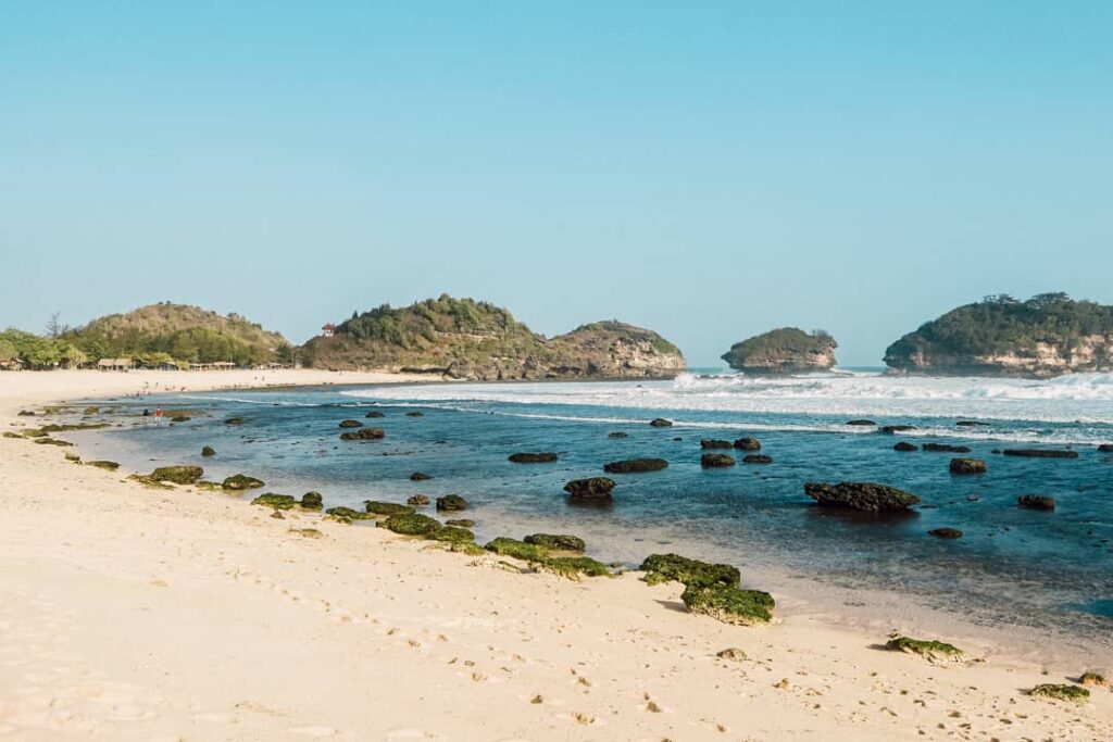 pantai di jawa timur - watu karung