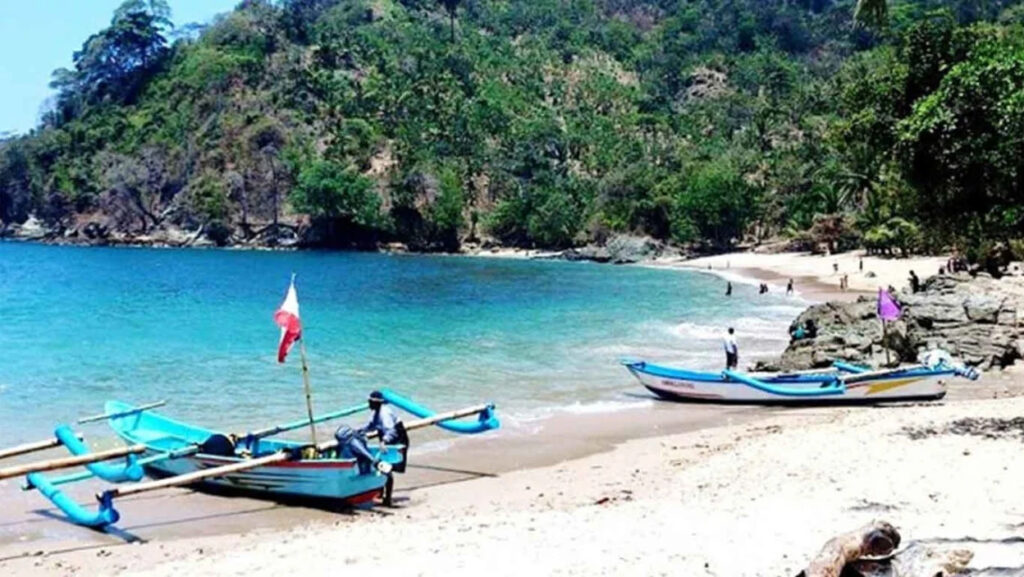 pantai lenggoksono malang