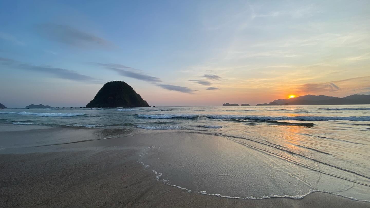 pantai pulau merah