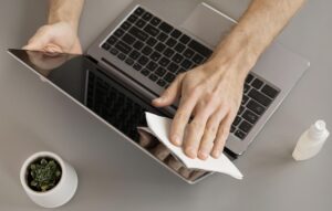 Membersihkan layar dan keyboard laptop